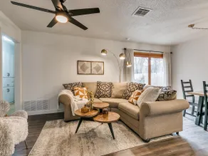 The Mod - Cozy 4 BR, Sleeps 10 - Image 4