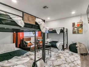 The Mod - Cozy 4 BR, Sleeps 10 - Image 3