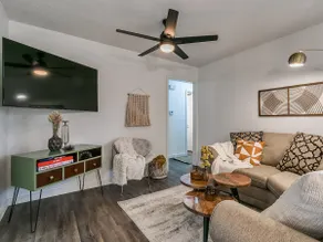 The Mod - Cozy 4 BR, Sleeps 10 - Image 2