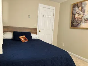 Tidy 2-Bed w/ Parking!🚗Wine!🍷UNH👩🏻‍🎓 - Image 4
