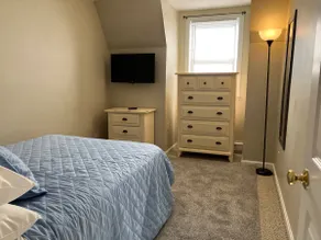 Tidy 2-Bed w/ Parking!🚗Wine!🍷UNH👩🏻‍🎓 - Image 2