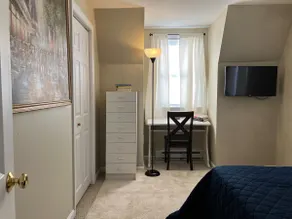 Tidy 2-Bed w/ Parking!🚗Wine!🍷UNH👩🏻‍🎓 - Image 3