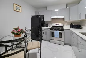 Family sized Beautiful suite in Central Location - Image 5