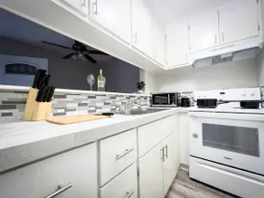 SFA Retreat, Spacious Downtown Apartment - Image 4