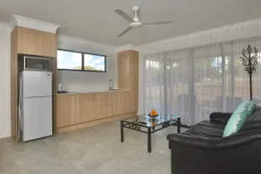 Modern Apartment close to Shops & Ferry. - Image 2