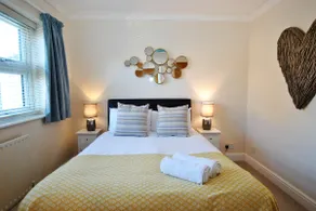 Garfield Place Cosy 2-Bedroom Cottage Central Windsor with Parking - Image 3