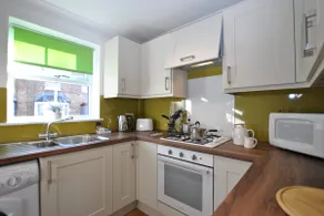 Garfield Place Cosy 2-Bedroom Cottage Central Windsor with Parking - Image 4