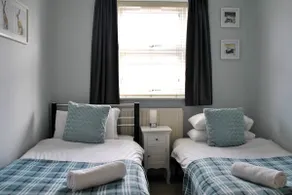 Garfield Place Cosy 2-Bedroom Cottage Central Windsor with Parking - Image 5