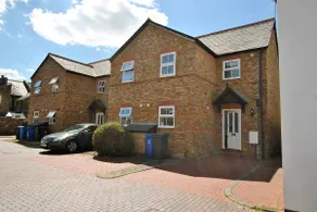 Garfield Place Cosy 2-Bedroom Cottage Central Windsor with Parking - Image 2