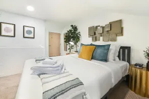 Off-Street Parking, 3BR incl King Bed, Prime Area! - Image 4