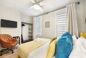 Off-Street Parking, 3BR incl King Bed, Prime Area! - Image 5