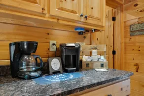 Shade Tree Lodge-Pet Friendly- Minutes to Downtown Blue Ridge - Image 3