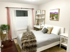 Modern, colorful relaxing Home away from Home - Image 5