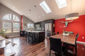 Modern, colorful relaxing Home away from Home - Image 3