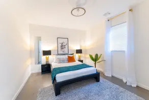 Sovereign Cottage w/Parking, Self Check-in & WIFI - Image 3