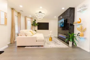 Sovereign Cottage w/Parking, Self Check-in & WIFI - Image 4