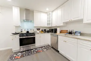 Sovereign Cottage w/Parking, Self Check-in & WIFI - Image 5