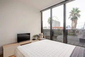 Centrally Located Modern Loft w Free Parking, Infinity Pool, Workspace - Image 5