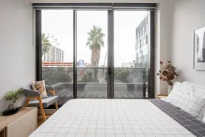 Centrally Located Modern Loft w Free Parking, Infinity Pool, Workspace - Image 4