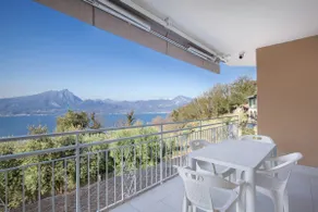 Villa Malù - APT Amalia - Vista a la piscina y al lago - Image 3