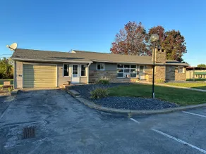 Spacious 3 bedroom/1.5 bath home - Image 5