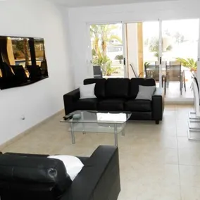 3 bedroom 2 bathroom Apartment - Image 2