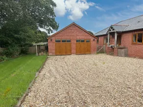 Cozy 2-Bed Apartment with Parking in Wickham - Image 2
