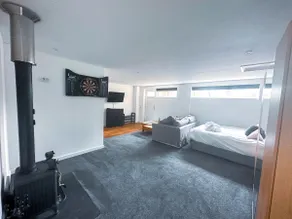 Cozy 2-Bed Apartment with Parking in Wickham - Image 3