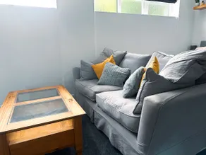 Cozy 2-Bed Apartment with Parking in Wickham - Image 4