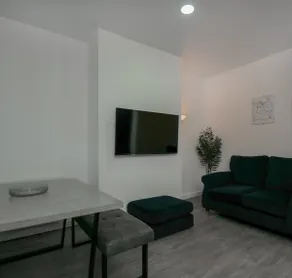 Apex Living NE - Carnegie House 4 Bed House, FREE PARKING FREE WiFi - Image 3
