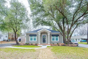 Glamorous Renovated Home in Historic Bryan - Image 2