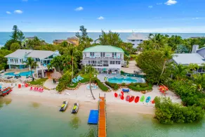 Aquarius South: Luxe 10BR/6BA , w/ heated swimming pool+spa, private dock & more - Image 4