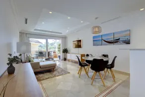 Stunning 2 Bedroom Apartment in Aloha Hill Club - Image 2