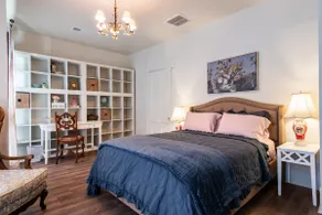 The Gallery Loft walk to Frankfort Ave's dining! - Image 2