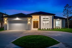 Luxury Canal-Front Home with Heated Pool Spa Bicycles - Image 2