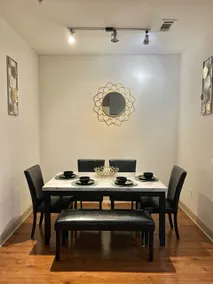 Walk to NRG | Drive to Med Center, 2 bed/2bath w/Courtyard View - King Beds - Image 5