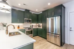 Modern 3Bd Central Luxury Work/Play Oasis - Image 2