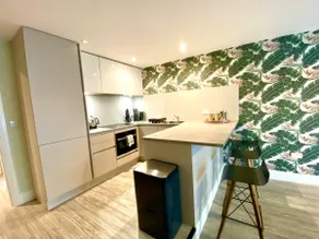 Beautiful 2 Bedroom Apartment inc. Parking & Wifi - Image 5