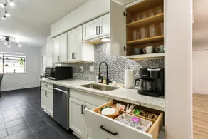 La Maison Sharleaux – Gorgeous Home with Yard! - Image 5