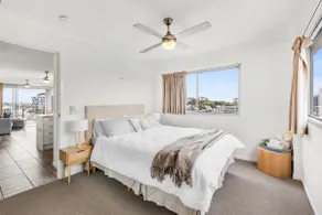 Spacious Inner city Apartment with free parking - Image 4