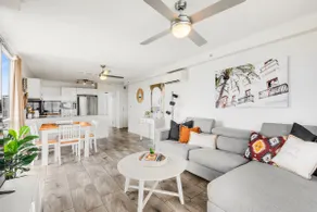 Spacious Inner city Apartment with free parking - Image 3