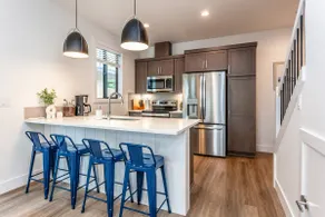 Central Modern Lux Duplex 5BD Sleeps 16 - Image 3