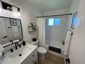Inviting Accommodation with a Nautical Touch - Image 5