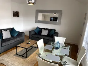 Spacious Central Apartment - Image 3