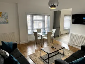 Spacious Central Apartment - Image 4