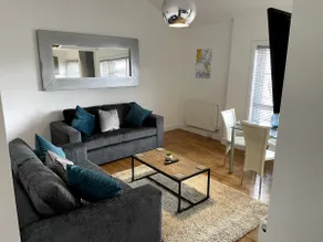 Spacious Central Apartment - Image 2