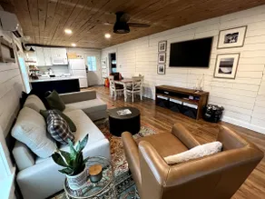 Guest House at White Oak Farm - Image 2