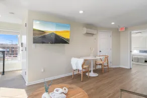 Dreamy Apartment in Downtown, 1 BDR, Kitchen, Luxury Bath, Walk to Shops and Entertainment - Image 5