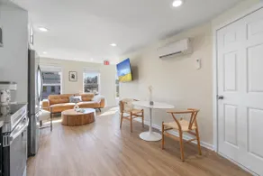 Dreamy Apartment in Downtown, 1 BDR, Kitchen, Luxury Bath, Walk to Shops and Entertainment - Image 4