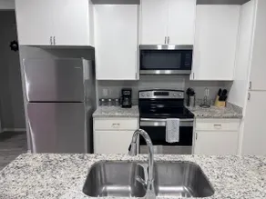 Clean 3BR 2BTH | Near Shops | Fast WIFI - Image 5